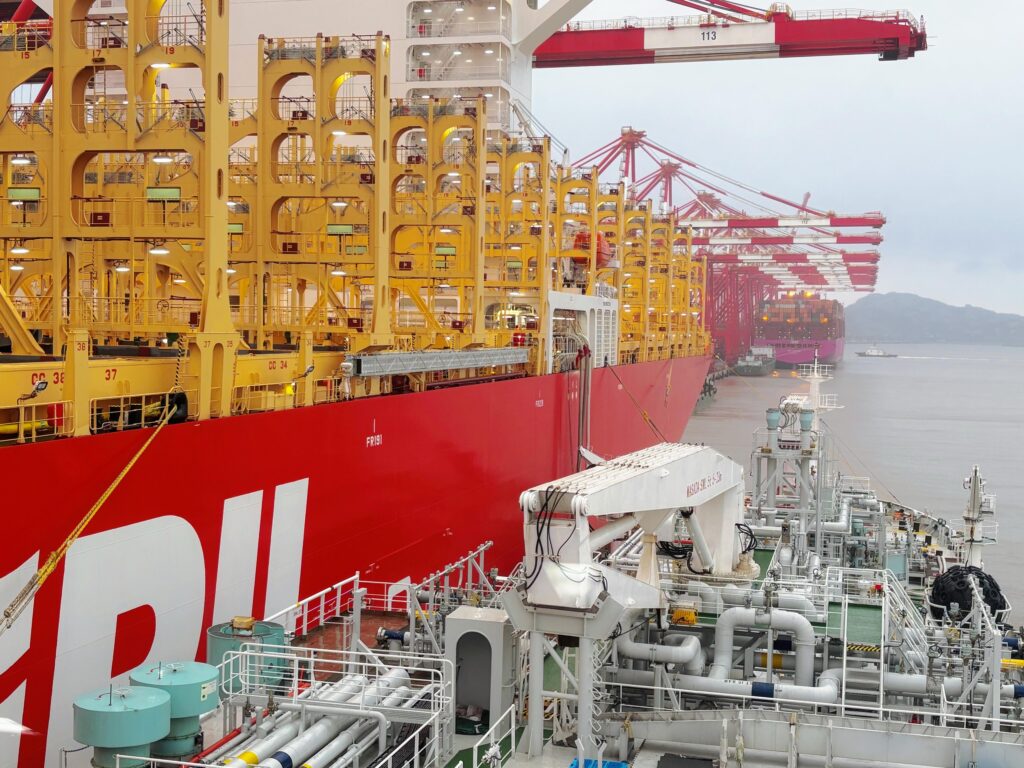 PIL's containership wraps up first LNG bunkering op in China