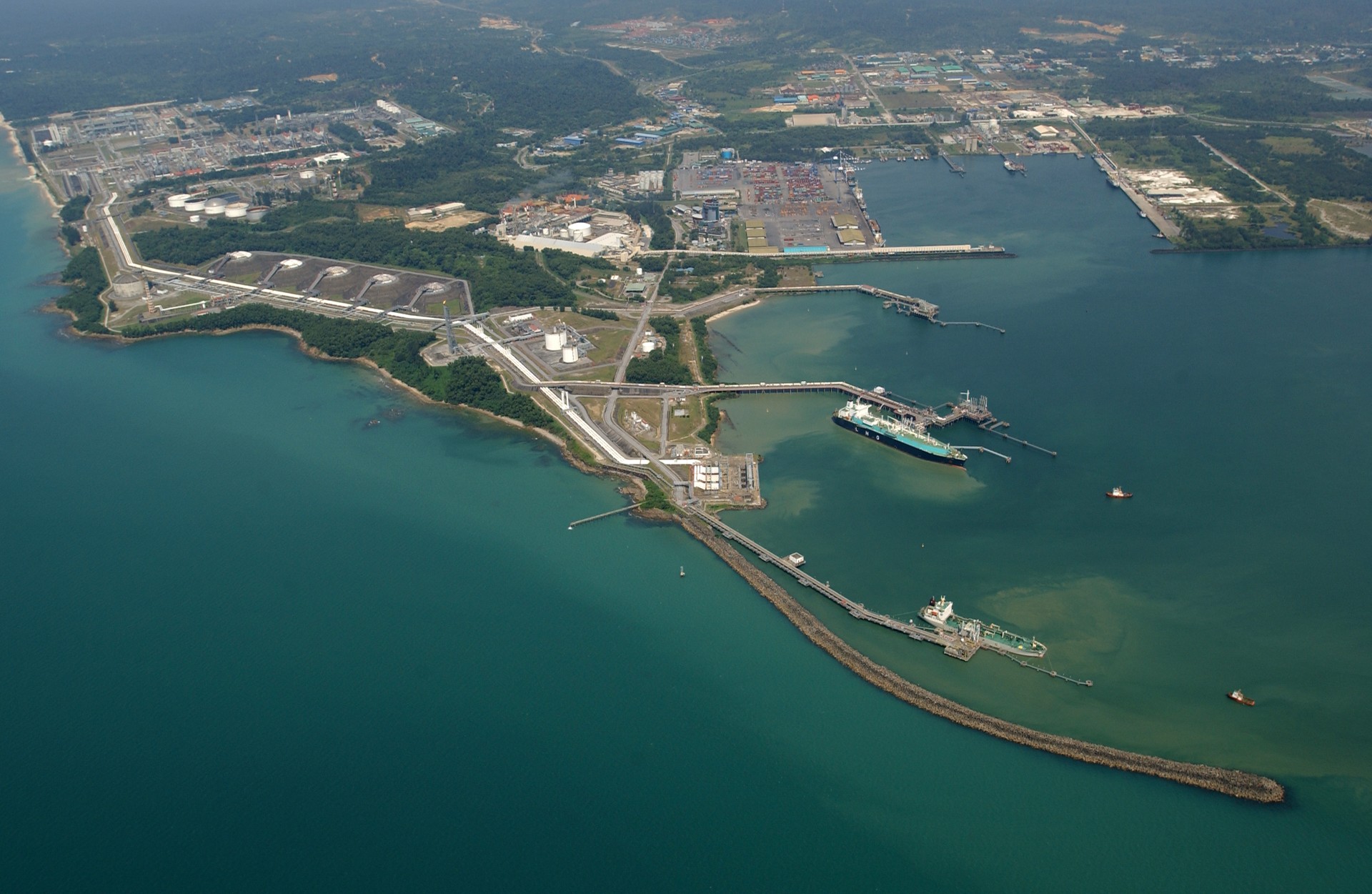 Malaysia's Petronas lifts force majeure on gas supply to MLNG Dua - LNG ...