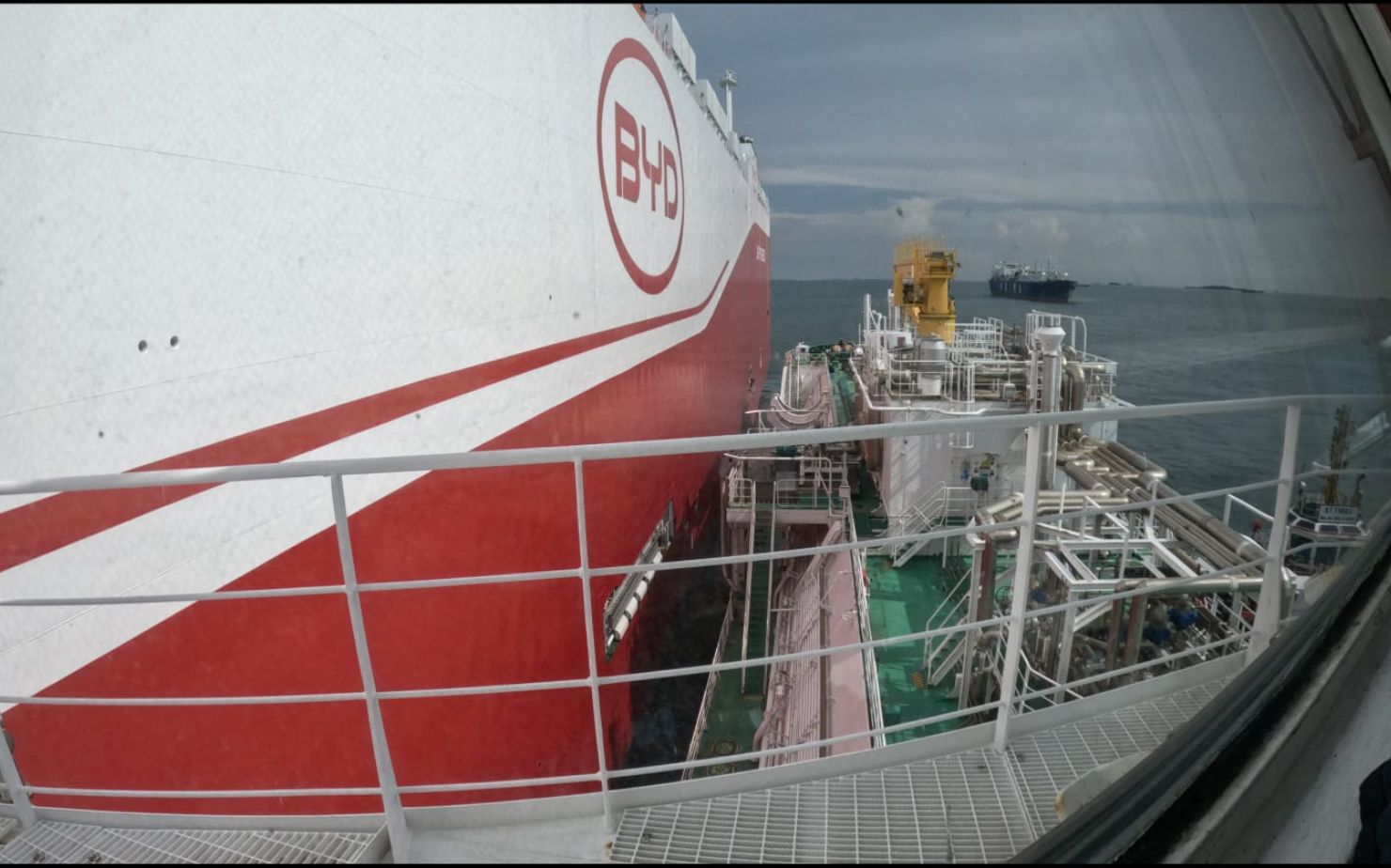 Singapore’s FueLNG wraps up 400th STS bunkering operation