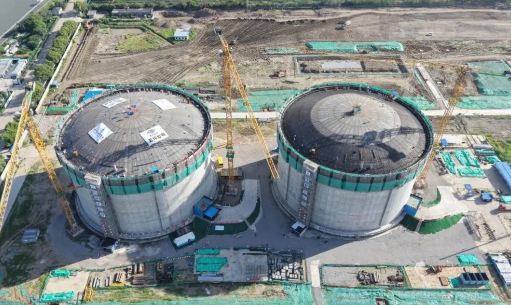 Yangzijiang wraps up roof raising on two LNG storage tanks