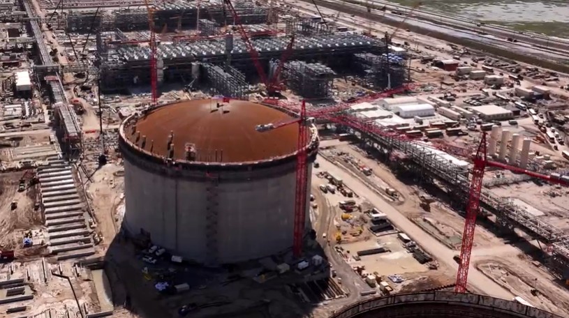 NextDecade raises roof on first Rio Grande LNG tank