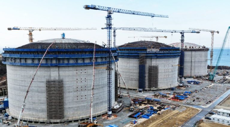 CNPC roofs raised on Fujian LNG tanks