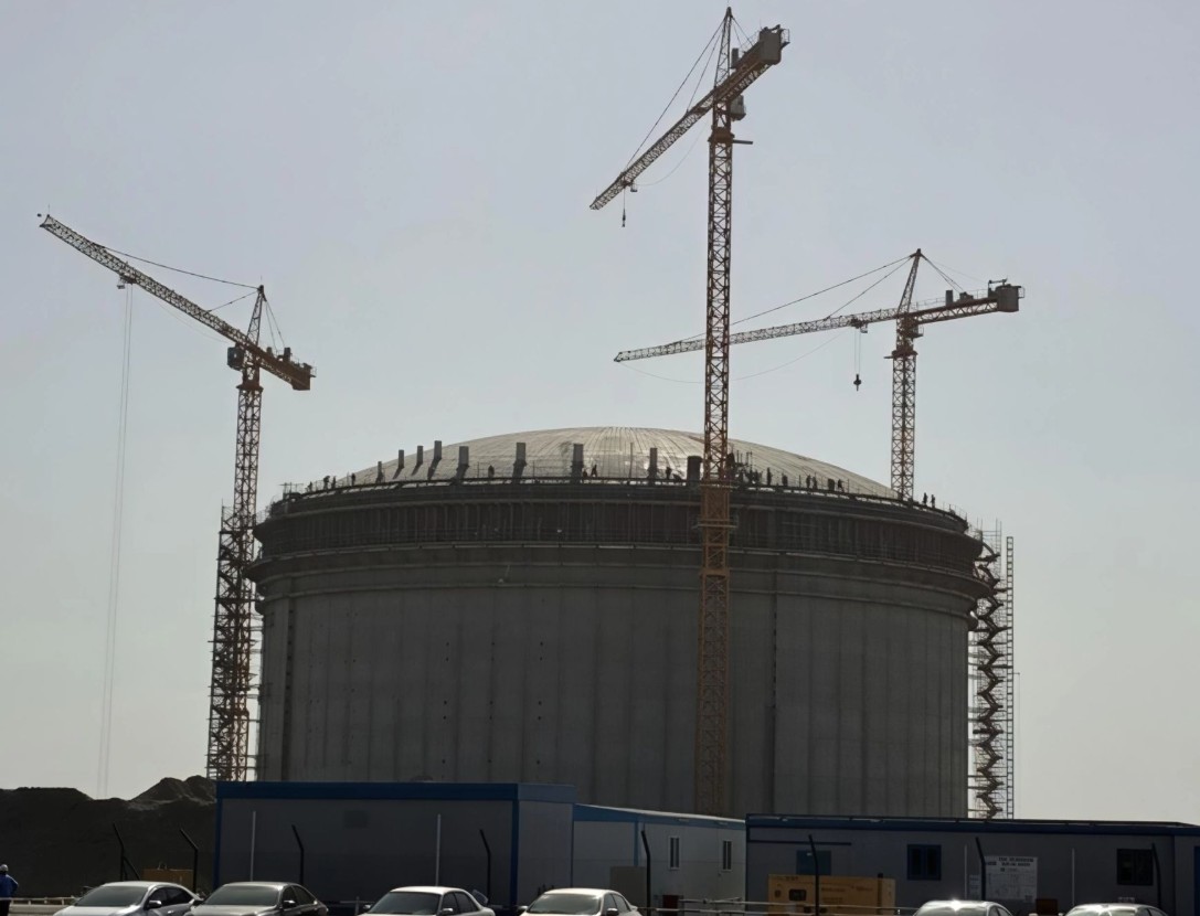 Roof raised on Marsa LNG tank
