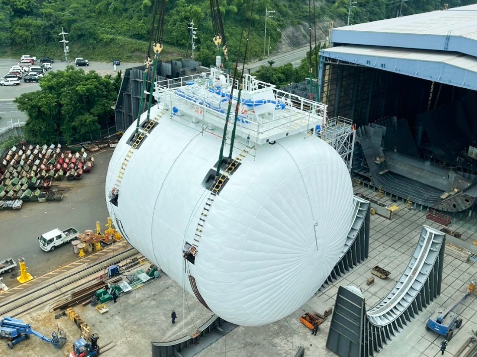 Tsuneishi delivers first LNG-powered Kamsarmax