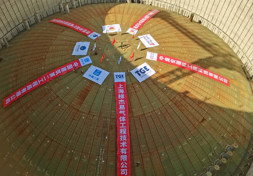 Roof raised on Shenzhen LNG tank in China