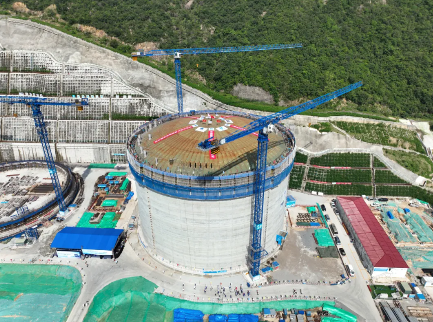 Roof raised on Shenzhen LNG tank in China2